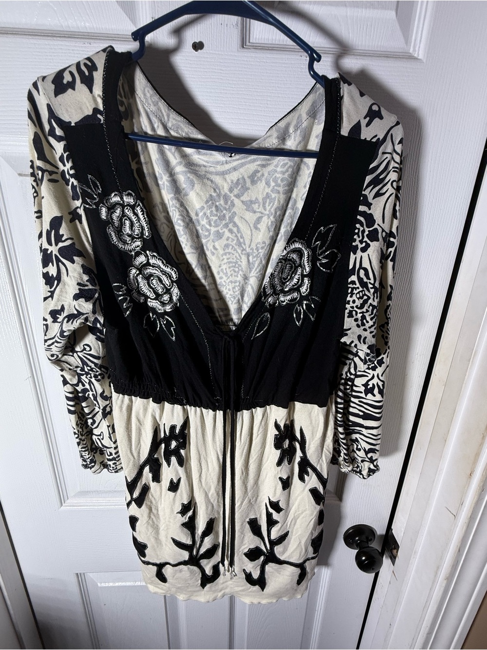 Krista Lee Black & Cream Floral Embroidered Women’s V-Neck Top- XL